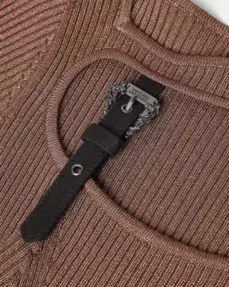Mini-kjole med ribbestrikk og barokke spenner
