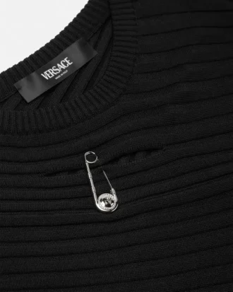 Safety Pin asymmetrisk ribbestrikket genser